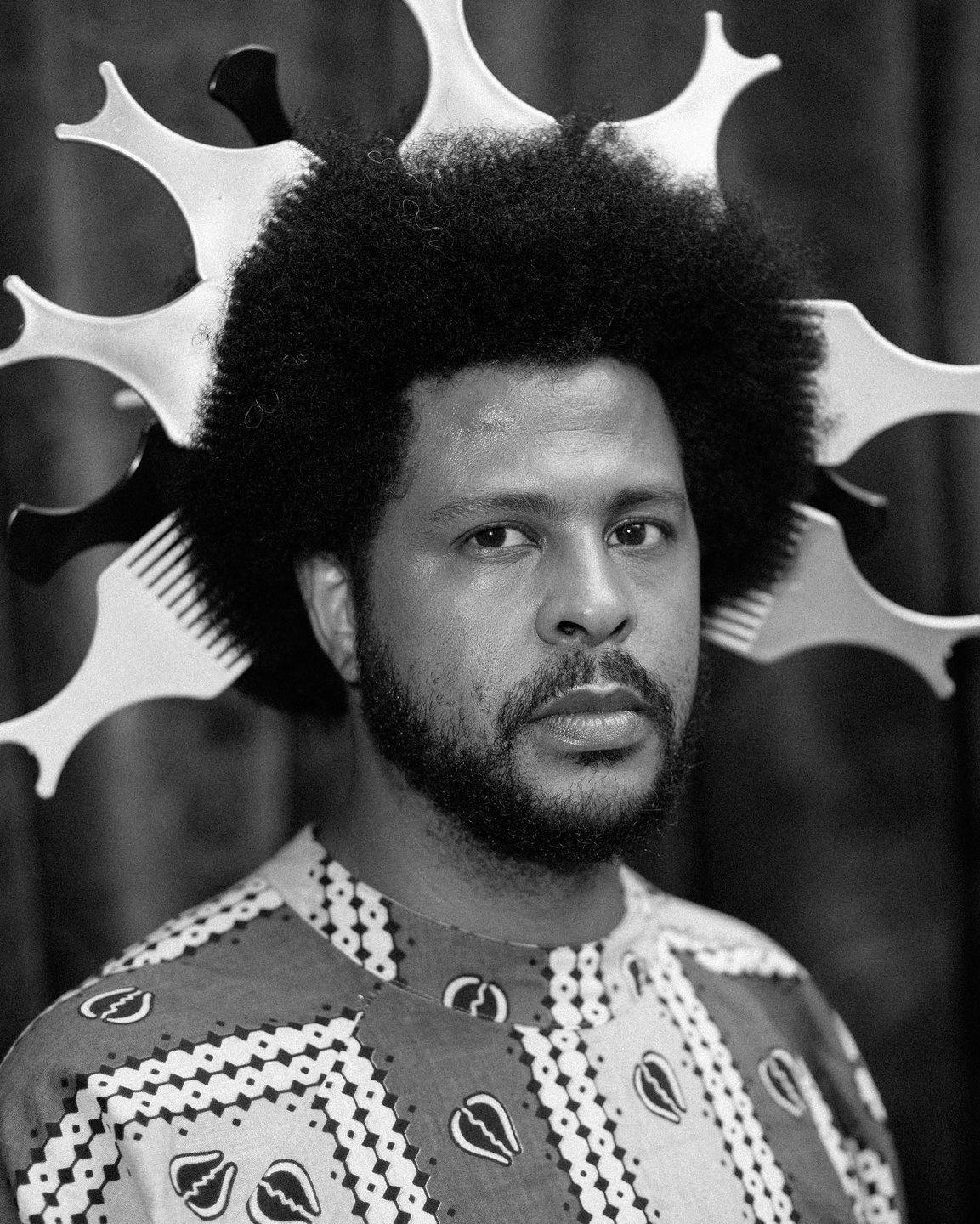 Retrato em preto e branco com pentes afro ao fundo, do filme AFROPUNK